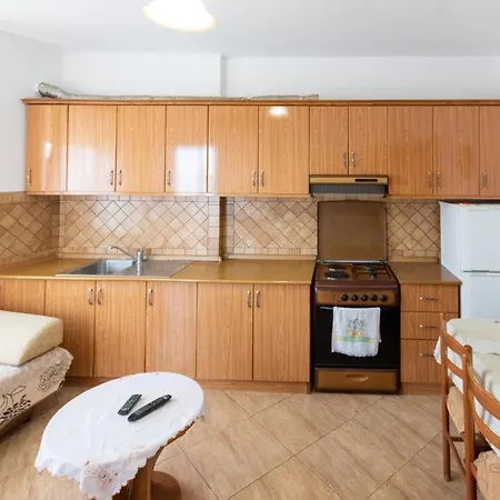 Seaside Retreat - 1 Bedroom By The